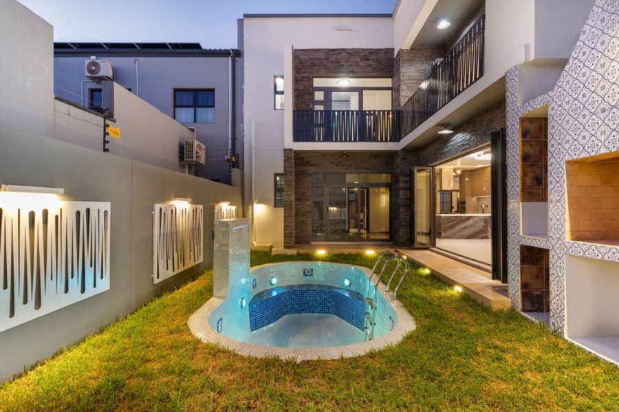 6 Bedroom Property for Sale in Sandown Western Cape